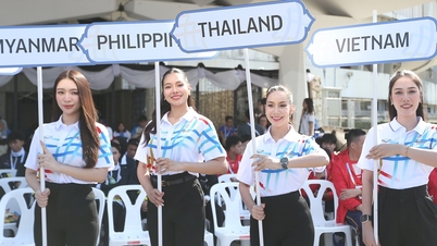 Admire a beleza das tailandesas segurando as placas da delegação nos Jogos do Sudeste Asiático.