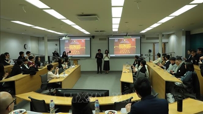 Estudiantes vietnamitas brillan en concurso de análisis financiero en el Reino Unido