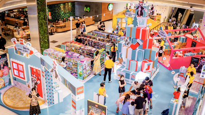 Un sapin de Noël géant en LEGO attire les visiteurs à Hô-Chi-Minh-Ville