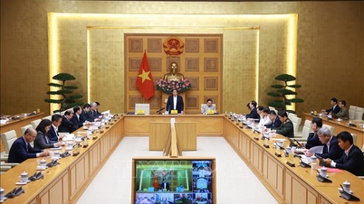 O primeiro-ministro realiza reunião para lançar campanha de construção de casas para famílias afetadas por desastres naturais no Vietnã Central.