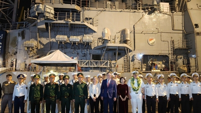 Un navire de la marine américaine visite la ville de Da Nang