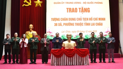 केंद्रीय सैन्य आयोग और राष्ट्रीय रक्षा मंत्रालय ने लाई चाऊ प्रांत के समुदायों और वार्डों को राष्ट्रपति हो ची मिन्ह की प्रतिमाएं भेंट कीं।