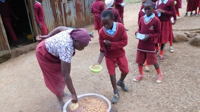 ในประเทศเคนยา ผู้มีอุปการคุณได้รับการขอให้ชำระเงินสำหรับปีการศึกษาที่ผ่านมา