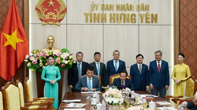 베트남항공과 흥옌성은 관광, 투자, 무역 개발을 위해 전면적으로 협력하고 있습니다.