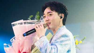 តារាចម្រៀង Trung Quang ត្រូវ​បាន​ផ្លាស់​ប្តូរ​នៅ​ក្នុង​ការ​ប្រគំ​តន្ត្រី​ដែល​ពោរពេញ​ដោយ​ការ​ប្រគំ​តន្ត្រី