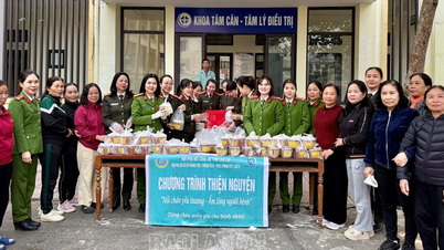 라오까이성 경찰부녀회가 '사랑의 죽 한그릇 - 환자들의 마음을 따뜻하게' 행사를 개최했습니다.