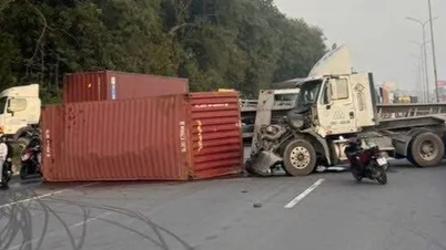 Національна автомагістраль 51 заблокована після аварії між двома контейнеровозами.