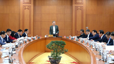 [फोटो] महासचिव टो लैम 14वीं पार्टी कांग्रेस उपसमितियों की स्थायी समितियों के साथ काम करते हुए