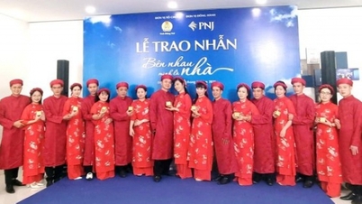 สหภาพแรงงานจังหวัดด่งนายสนับสนุนคู่สามีภรรยาแรงงาน 12 คู่ในการจัดงานแต่งงานที่สุภาพและประหยัด