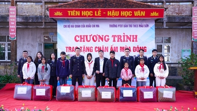 Entrega de 55 presentes a estudantes das terras altas da comuna de Mau Son.