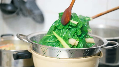 Warum müssen viele Gemüsesorten und Lebensmittel vor dem Kochen blanchiert werden?