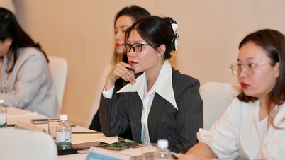 기업은 미디어 인력을 채용할 뿐만 아니라 교육도 해야 합니다.