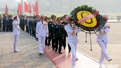 Đoàn đại biểu dự Đại hội đại biểu Đoàn TNCS Hồ Chí Minh Quân đội báo công dâng Bác
