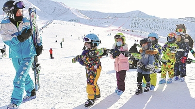 Students get 5-9 days off from school to stimulate tourism