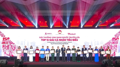 A VIETNÁMI HAZAFÖLD FRONT KÖZPONTI BIZOTTSÁGA, A SABECO ÉS A DAI DOAN KET ÚJSÁG BEJELENTETTE A 15 LEGINSPIRÁLÓBB ARCOT, ÉS HIVATALOSAN ZÁRTA A „150 ÉV ÖRÖKSÉGE MAGASRA TÖRTÉNIK” KAMPÁNYT.