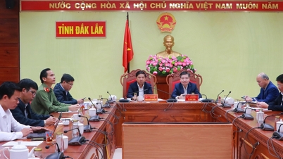 رئيس الوزراء فام مينه تشينه: يجب بناء وإصلاح المنازل للأشخاص في المناطق المتضررة من الفيضانات بسرعة وحزم