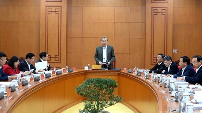 [صورة] الأمين العام تو لام يعمل مع اللجان الدائمة للمؤتمر الحزبي الرابع عشر واللجان الفرعية