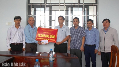 Sở Xây dựng trao 500 triệu đồng hỗ trợ 10 xã, phường bị thiệt hại do mưa lũ