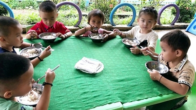 "নুওই চি এনঘে আন" প্রকল্পটি খাবারের জন্য অর্থ প্রদান করেনি, স্কুলটি জরুরিভাবে একটি সভা করেছে