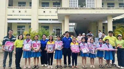 Menyampaikan kasih sayang kepada pelajar di kawasan yang dilanda banjir