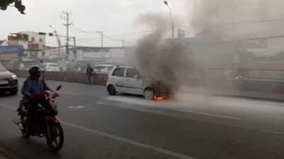 Un automóvil de cuatro plazas se incendió en la Carretera Nacional 1, a través de la provincia de Tay Ninh.