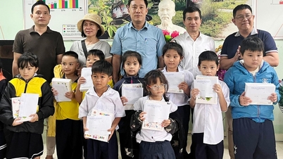 न्यू वूमेन मैगज़ीन बाढ़ के बाद मुश्किल में फंसे लोगों की मदद कर रही है