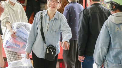 Ofiary powodzi otrzymują prezenty od czytelników gazety prawniczej Ho Chi Minh City