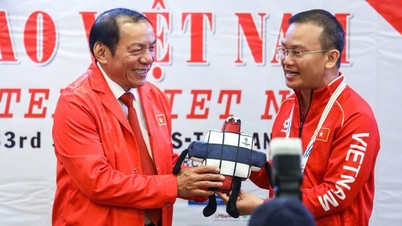 Minister Nguyen Van Hung odwiedził i dopingował wietnamską drużynę U22 podczas 33. Igrzysk Azji Południowo-Wschodniej