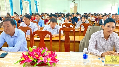 Nearly 130 cadres and civil servants of 5 communes participated in training on Party awareness.