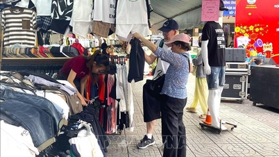 Traditionele markten halen de consumptie in en trekken klanten aan het einde van het jaar aan