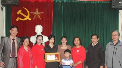 Posthumous awarding of the "For the People's Health" commemorative medal to honor organ donor who saved the lives of 4 patients.