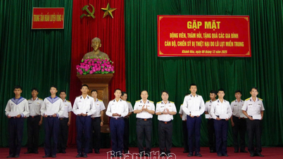 Výcvikové středisko Námořního regionu 4 dává dary důstojníkům a vojákům, jejichž rodiny utrpěly ztráty v důsledku povodní.