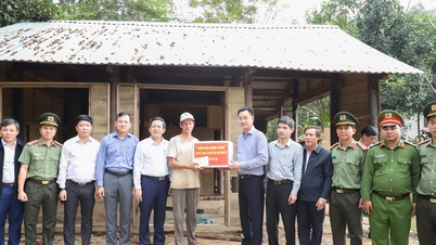 دا نانگ سٹی پارٹی کمیٹی کے سیکرٹری نے تھونگ ڈک کمیون کے لوگوں کا دورہ کیا اور قدرتی آفات کے نتائج پر قابو پانے کے لیے حوصلہ افزائی کی