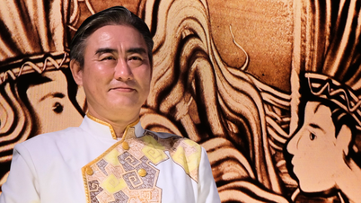 Sandmålaren Tri Duc berättar historien om Vietnams ursprung för internationella vänner i Tunisien