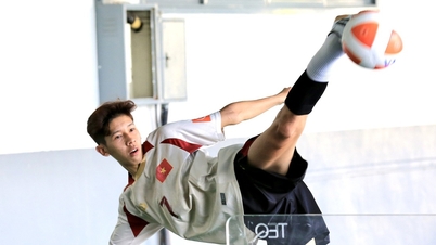 El estadio aún no está terminado, por lo que el equipo vietnamita de teqball tiene que practicar al aire libre.
