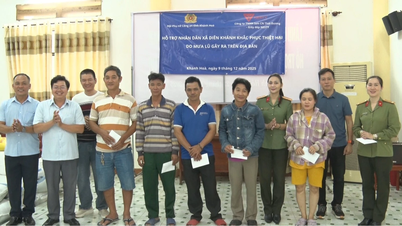 Comuna Dien Khanh oferă cadouri persoanelor afectate de inundații