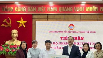 Ambtenaren en mensen van de wijk Dong Da steunen mensen die getroffen zijn door stormen en overstromingen met meer dan 5 miljard VND