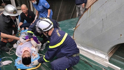 Rescate oportuno de un niño de 11 años que cayó de un edificio de apartamentos de gran altura al techo de un supermercado en Ha Dong.