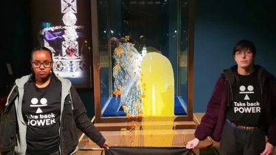 اعتقال أربعة أشخاص لإلقائهم الطعام على صندوق عرض المجوهرات الملكية في برج لندن