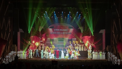 برنامج الفن السياسي "مجد الجمعية الوطنية الفيتنامية" الجمعية الوطنية - مركز التضامن والإرادة وقوة الأمة بأكملها