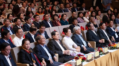 برنامج الفن السياسي "مجد الجمعية الوطنية الفيتنامية" الجمعية الوطنية - رمز لقلوب الشعب وذكائه وشجاعته وتطلعاته الوطنية