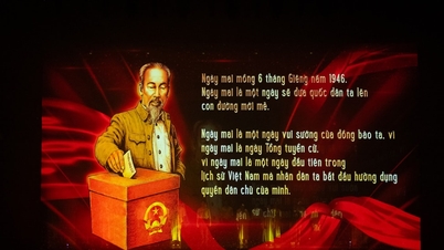 برنامج الفن السياسي "مجد الجمعية الوطنية الفيتنامية" الشعب هو صاحب السلطة والجمعية الوطنية هي تجسيد لإرادة الشعب