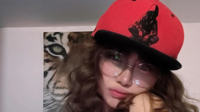 Nữ game thủ khoe gaming room, fan “mất tập trung”