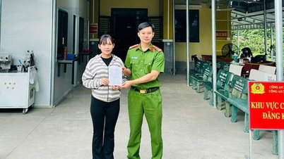 Die Polizei der Gemeinde Truong Mit unterstützt Bürger bei der Rückforderung von 15 Millionen VND, die irrtümlich überwiesen wurden.