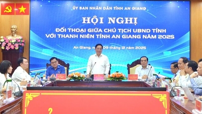 Przewodniczący Ludowego Komitetu Prowincji An Giang rozmawia z młodzieżą