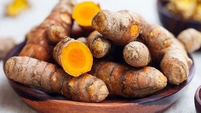 ইউরিক অ্যাসিড কমাতে তাজা হলুদের রস কীভাবে পান করবেন।