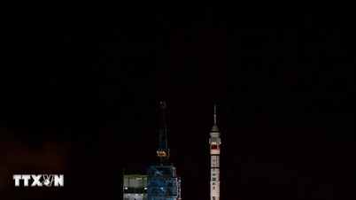 শেনঝো-২১ ক্রু তাদের প্রথম মহাকাশ অভিযান সম্পন্ন করেছে।