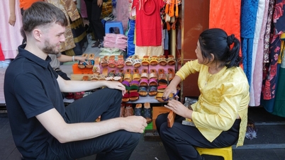 Западные туристы отправляются на рынок, чтобы купить деревянные башмаки, и посещают самый священный храм в Хошимине, чтобы помолиться за детей.