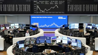 ウォール街はFRBの発表を「息を詰めて」待ち、米国株は若干変動