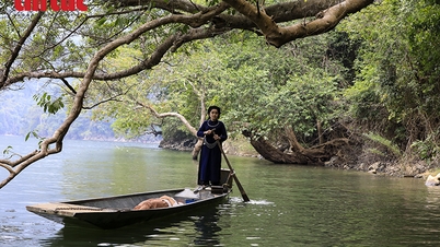 Vesnice Tay u jezera Ba Be se stává atraktivní destinací pro domácí i zahraniční turisty
